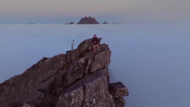 ノルウェーのセグラ山のパノラマ ベースの魔法の霧 ロフテン諸島とセンジャの航空写真 日没時の劇的な風景 ヘイゼンとセグラ山 — ストック動画