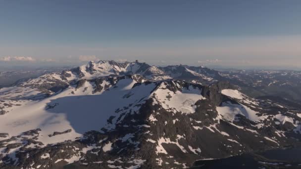 Fantastisk Utsikt Över Snötäckt Bergskedja Den Nordiska Vildmarken Kall Vinterdag — Stockvideo