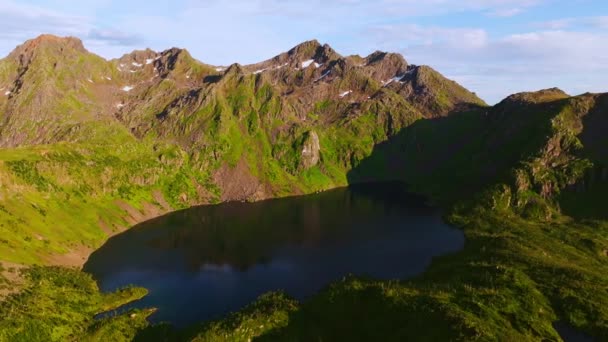 ノルウェーの緑のフィヨルドの間の空を反映した美しい大きな湖 上からの眺め — ストック動画