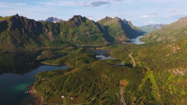 小さな岩の島に位置するノルウェーの漁師町の航空眺望 — ストック動画