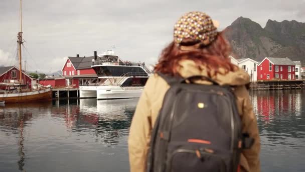 Turysta Plecakiem Plecach Podziwia Malowniczy Fiord Norwegii Aktywny Tryb Życia — Wideo stockowe