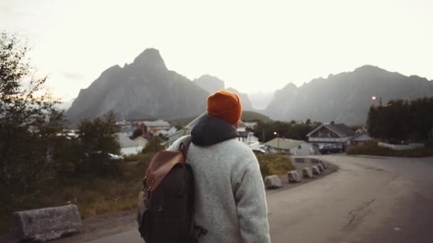 Utazás Kaland Háttér Túrázója Hátizsákban Élvező Naplemente Táj Lofoten Norvégia — Stock videók