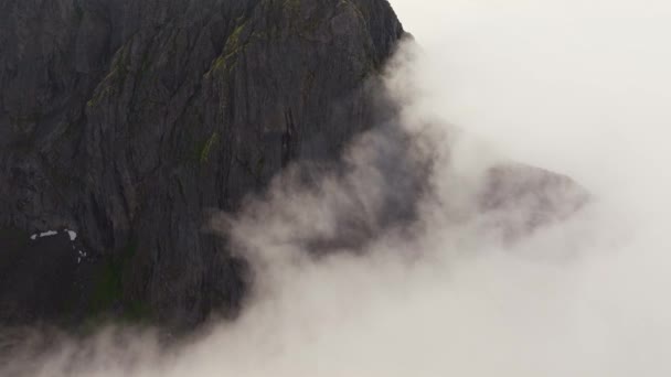 Dron Elevándose Través Las Nubes Cima Montaña Día Soleado Roca — Vídeo de stock