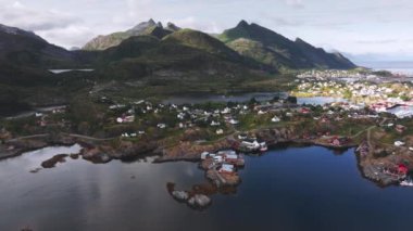 Park halindeki karavanın ve bir arabanın havadan görüntüsü, manzaralı, sahil yolunda, altın saat, Lofoten fiyort, Norveç - dolly, drone shot