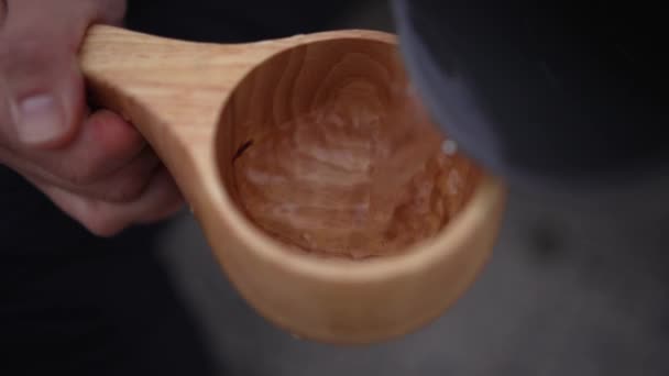 フィンランドの木製料理 ハンドクラフトウッドカップ 屋外ブッシュクラフトアドベンチャーのためのKuksa — ストック動画