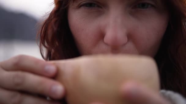 Μια Όμορφη Καυκάσια Νεαρή Γυναίκα Συλλαμβάνεται Ένα Πορτραίτο Πίνοντας Τσάι Πλάνα Αρχείου