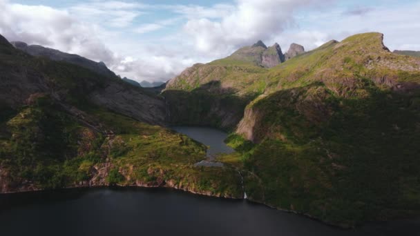Vista Aérea Sobre Árvores Uma Colina Revelando Oceano Picos Montanha — Vídeo de Stock