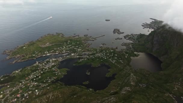 挪威北部罗浮敦群岛的戏剧性山脉和峡湾上的美丽落日 北极圈的空中景观 — 图库视频影像