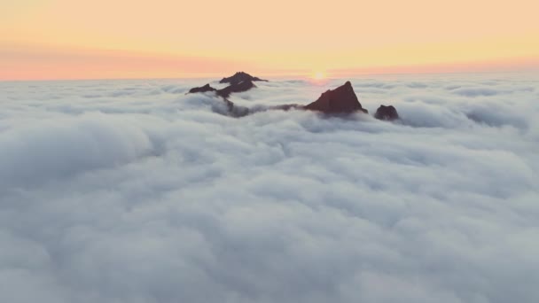 霧の上 雲よりも高いセナヤ島の悲劇的な山の航空展望 — ストック動画