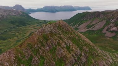 Norveç 'teki yeşil fiyortlar arasında gökyüzünün yansıması olan güzel, büyük bir göl. Yukarıdan görüntüle.
