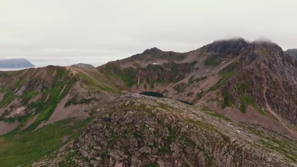 ノルウェーの緑のフィヨルドの間の空を反映した美しい大きな湖 上からの眺め — ストック動画