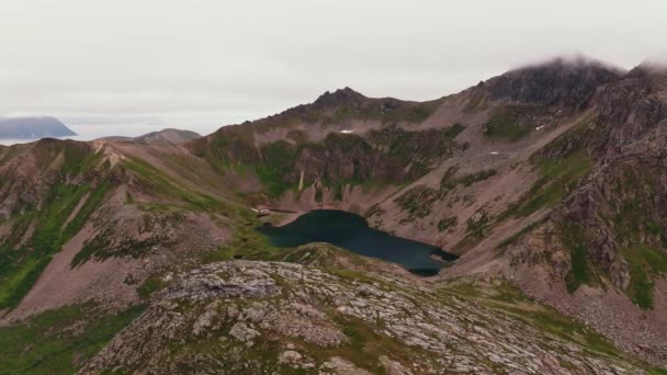 Hermoso Gran Lago Con Reflejo Del Cielo Entre Los Fiordos — Vídeo de stock