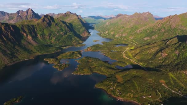 Αεροφωτογραφία Της Νορβηγικής Αλιευτικής Πόλης Που Βρίσκεται Μικρά Βραχώδη Νησιά — Αρχείο Βίντεο