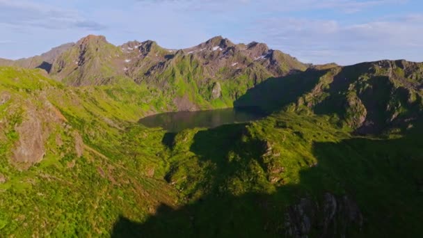 Beau Grand Lac Avec Reflet Ciel Entre Les Fjords Verts — Video