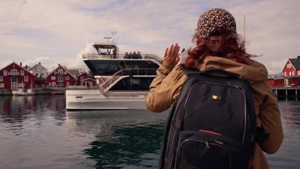 Turysta Plecakiem Plecach Podziwia Malowniczy Fiord Norwegii Aktywny Tryb Życia — Wideo stockowe