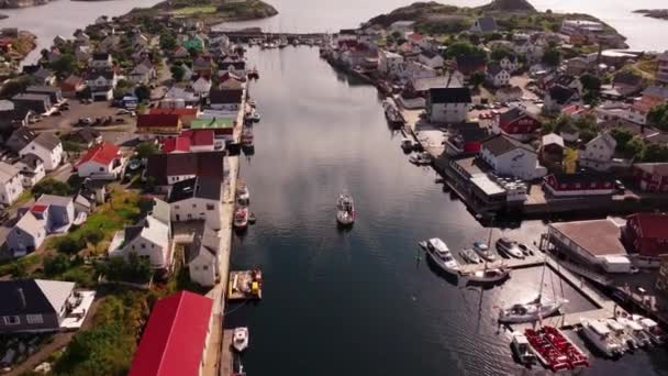 エアリアル デライト ノルウェーのロフォンテのヘニングスバー漁村 4Kでの旅行ショット — ストック動画