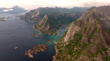 Kuzey Norveç 'teki Lofoten Adaları' nın dramatik dağları ve fiyortları üzerinde güzel bir gün batımı - Kuzey Kutup Dairesi 'nde hava manzarası