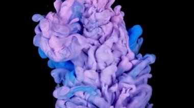 Renkli boyalı üst görüntü yavaş çekimde suda karışıyor. Siyah arkaplanda mürekkep sıvısı var. kırmızı mavi sarı soyutlama