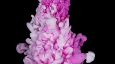 Pembe ve beyaz akrilik mürekkep siyah arka planda suya karışıyor. Soyut çok renkli arkaplan