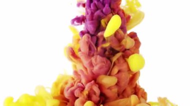 Suya yayılan turuncu ve kırmızı mürekkep. Beyaz renkli soyut renkli arkaplan. 4K.