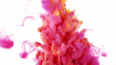 Suya yayılan turuncu ve kırmızı mürekkep. Beyaz renkli soyut renkli arkaplan. 4K.