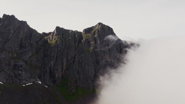 Drone Levantando Através Das Nuvens Para Topo Montanha Dia Ensolarado — Vídeo de Stock