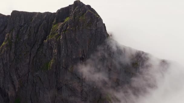 ドローンが雲の中を抜け出して 晴れた日に山の頂上へ 雲の中の岩 ドローン — ストック動画