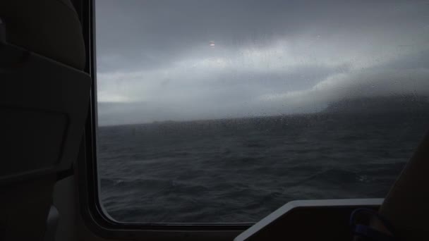 Blick Auf Das Meer Aus Dem Bullauge Des Schiffes — Stockvideo