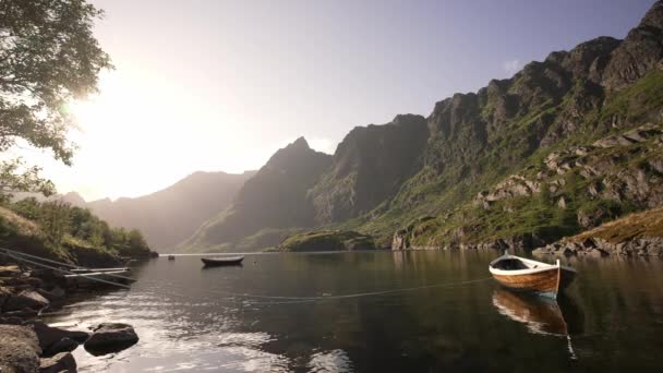 Вид Лодку Прикрепленную Бую Спокойном Озере Фьорде Рефлексами Воды Норвегия — стоковое видео