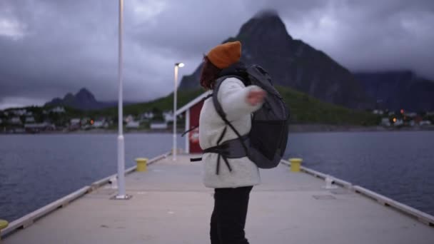 Retrato Uma Menina Viajante Chapéu Com Uma Mochila Vai Para — Vídeo de Stock