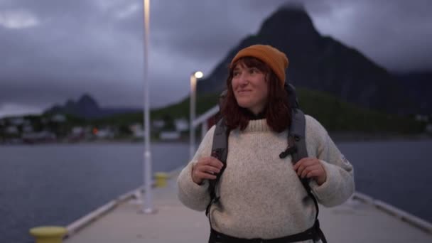 Met Een Rugzak Hoed Versierd Haar Een Reiziger Meisje Gekleed — Stockvideo