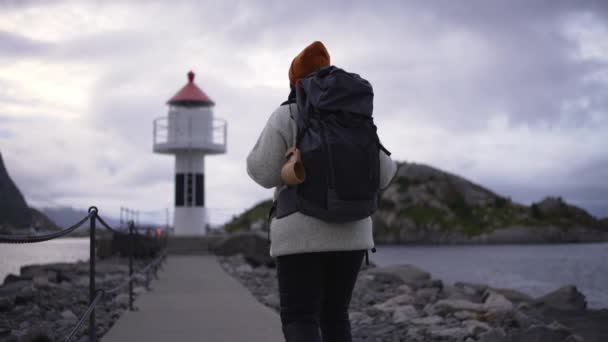 Lambat Gerak Pandangan Seorang Wanita Muda Berjalan Mercusuar Putih Reine — Stok Video