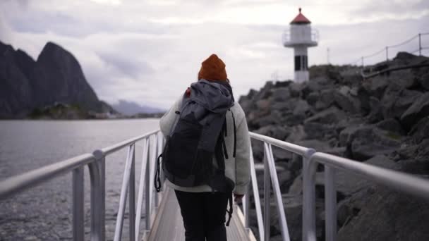 Norveç Reine Lofoten Beyaz Bir Deniz Fenerine Doğru Yürüyen Genç — Stok video