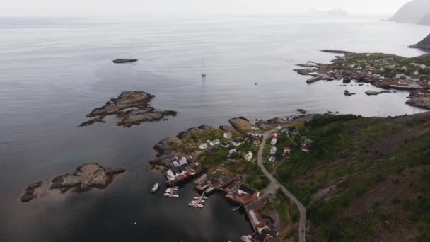 挪威Lofoten峡湾风景秀丽的海滨大道上停放的房车和一辆汽车的空中景观 可爱的无人驾驶飞机射击 — 图库视频影像