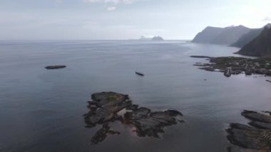 Park halindeki karavanın ve bir arabanın havadan görüntüsü, manzaralı, sahil yolunda, altın saat, Lofoten fiyort, Norveç - dolly, drone shot