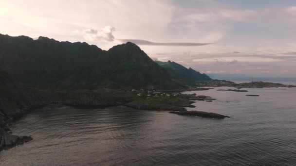 Vista Aérea Sobre Árvores Uma Colina Revelando Oceano Picos Montanha — Vídeo de Stock