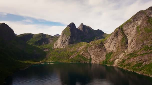 ノルウェー北部のロフテン諸島の劇的な山々とフィヨルド上の美しい夕日 北極圏の空中ビュー — ストック動画