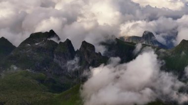 Kuzey Norveç 'teki Lofoten Adaları' nın dramatik dağları ve fiyortları üzerinde güzel bir gün batımı - Kuzey Kutup Dairesi 'nde hava manzarası