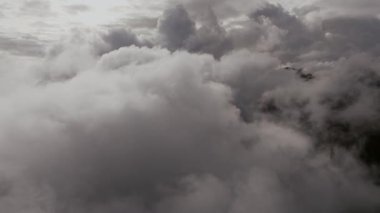 Kuzey Norveç 'teki Lofoten Adaları' nın dramatik dağları ve fiyortları üzerinde güzel bir gün batımı - Kuzey Kutup Dairesi 'nde hava manzarası