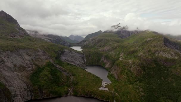 ノルウェー北部のロフテン諸島の劇的な山々とフィヨルド上の美しい夕日 北極圏の空中ビュー — ストック動画