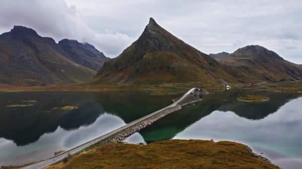 Zdjęcia Drona Samochodu Jadącego Przez Most Wyspach Lofoten Góry Tle — Wideo stockowe