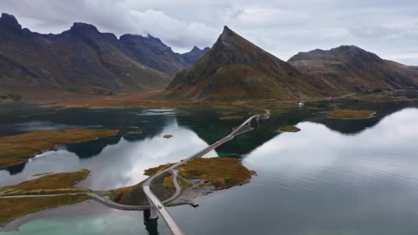 Drone Foto Una Macchina Che Attraversa Ponte Nelle Isole Lofoten — Video Stock