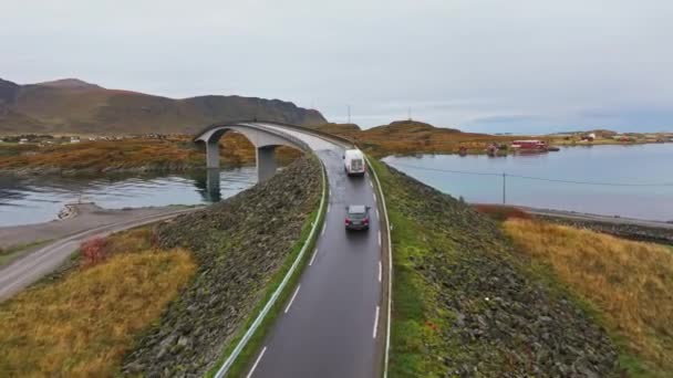 Drónfelvétel Egy Autóról Amint Áthajt Egy Hídon Lofoten Szigeteken Hegyek — Stock videók