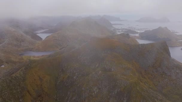 Vista Aérea Montanhas Rochosas Íngremes Subindo Mar Dia Outono Lofoten — Vídeo de Stock