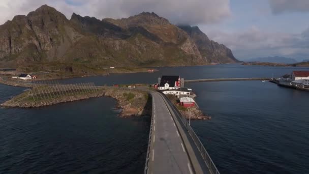 ライン諸島の漁村と北極海の空中ビューを横断するウインディングルーフェン橋 — ストック動画