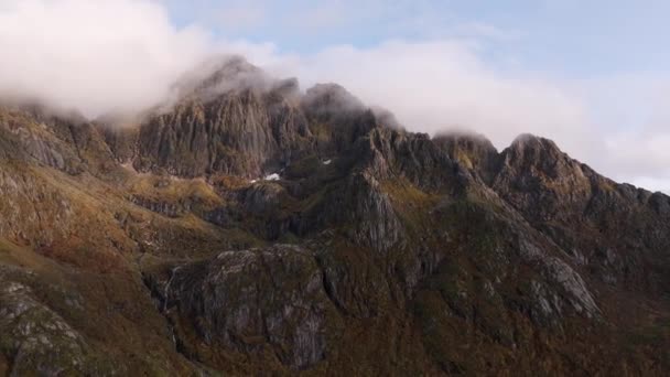 Montañas Dentadas Dramáticas Troll Wall Noruega Rodeadas Nubes Imágenes Drones — Vídeos de Stock