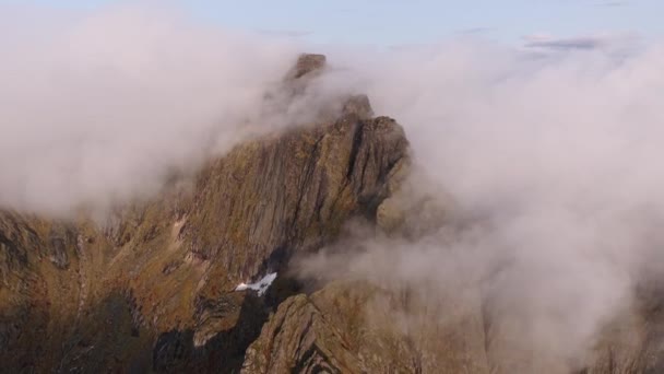Montanhas Irregulares Dramáticas Parede Troll Noruega Cercadas Pela Nuvem Filmagem — Vídeo de Stock