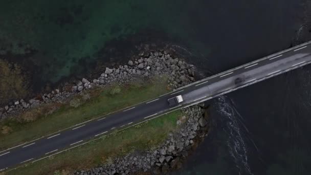 Epicka Skandynawska Panorama Red Suv Samochód Prowadzi Epicką Drogę Między — Wideo stockowe