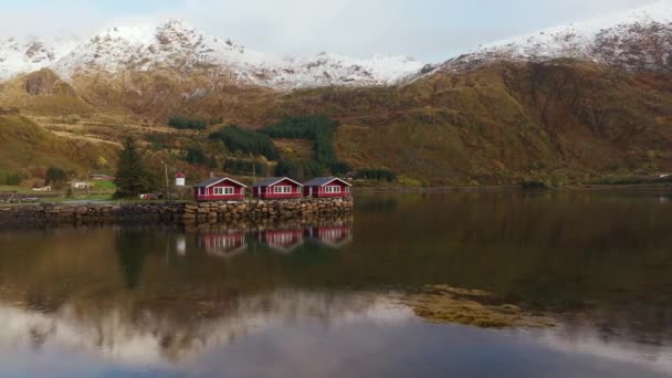 Tipik Kırmızı Rorbu Balıkçı Kulübeleri Lofoten Çimen Çatılı — Stok video
