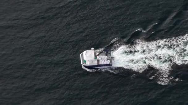 Verbazingwekkende Antenne Drone Volgen Schot Van Traditionele Vissersboot Weg Naar — Stockvideo